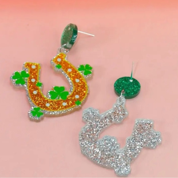 5/$25 ☘️ St. Patrick's Day Horseshoe Clover Acrylic Dangle Earrings - Picture 3 of 5